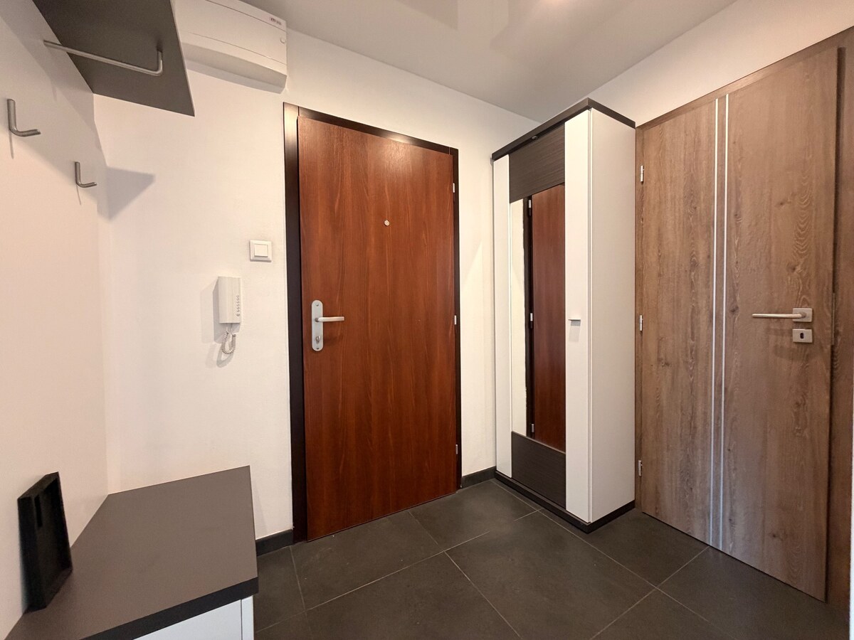 KOMPLETNE ZREKONŠTRUOVANÝ 3-IZBOVÝ BYT S LODŽIOU A KRÁSNYM VÝHĽADOM — foto 17