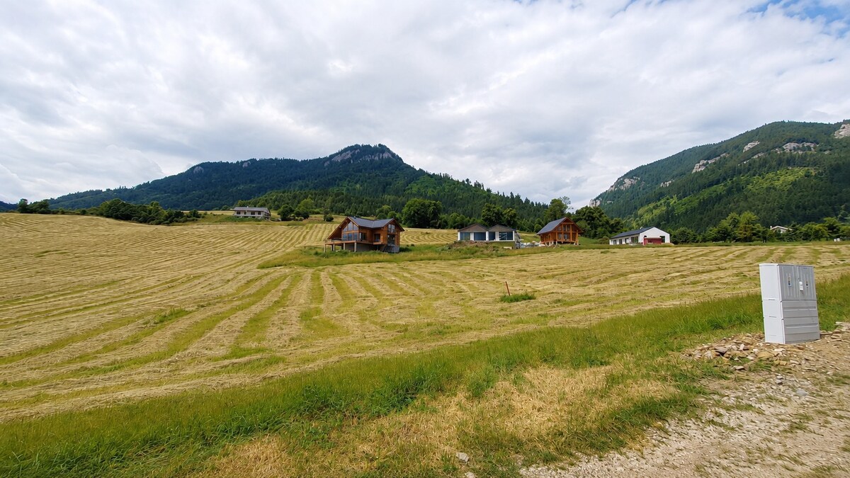 Stavebný pozemok 858 m² s elektrinou v srdci Liptova – Liptovská Anna — foto 2