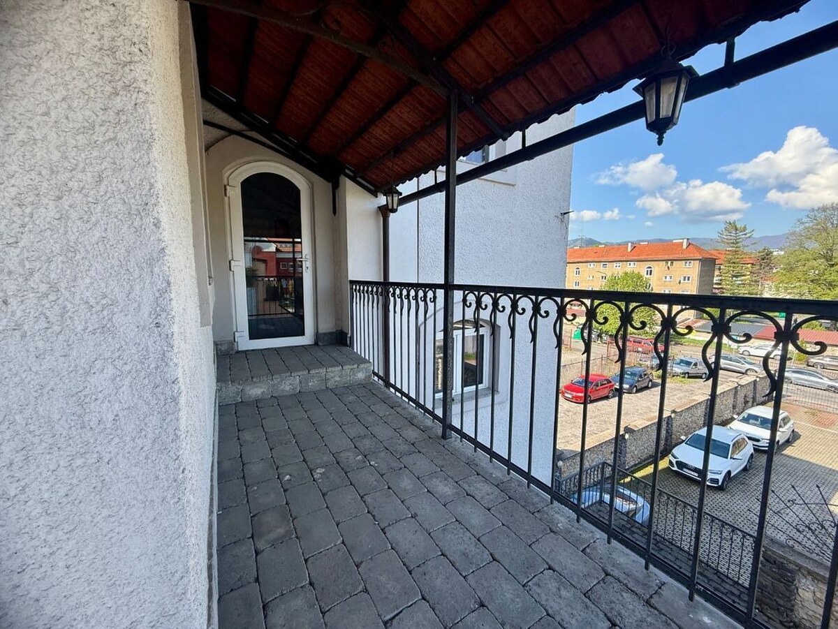 Reprezentatívny meštiansky dom s parkovaním v centre Banskej Bystrice — foto 3