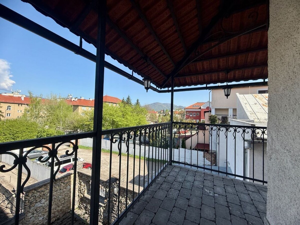 Reprezentatívny meštiansky dom s parkovaním v centre Banskej Bystrice — foto 4