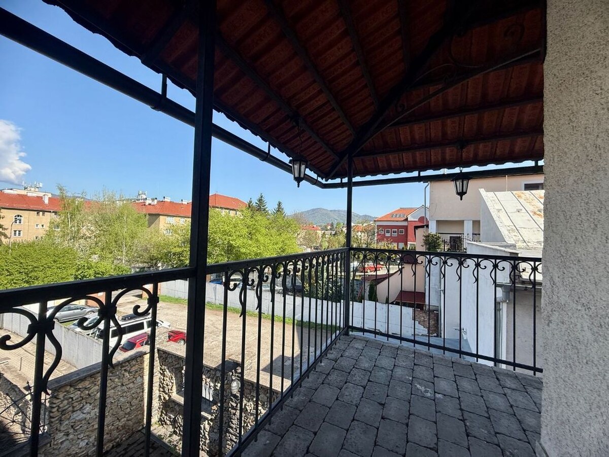 Meštiansky dom v centre Banskej Bystrice a parkovaním pre 24 áut D135Z — foto 17