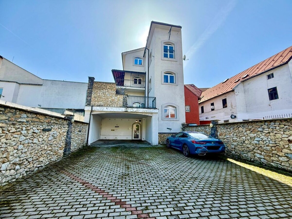 Meštiansky dom v centre Banskej Bystrice a parkovaním pre 24 áut D135Z — foto 18