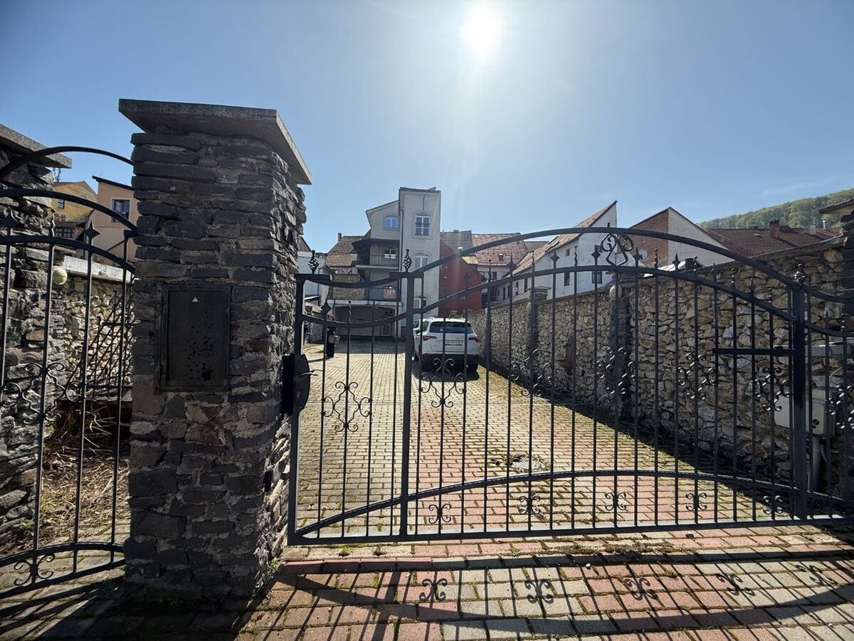 Meštiansky dom v centre Banskej Bystrice a parkovaním pre 24 áut D135Z — foto 19