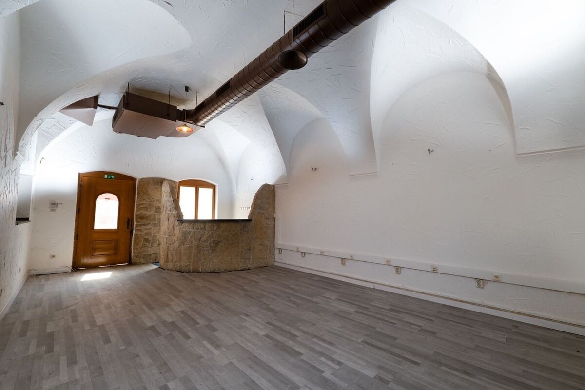 Meštiansky dom v centre Banskej Bystrice a parkovaním pre 24 áut D135Z — foto 4