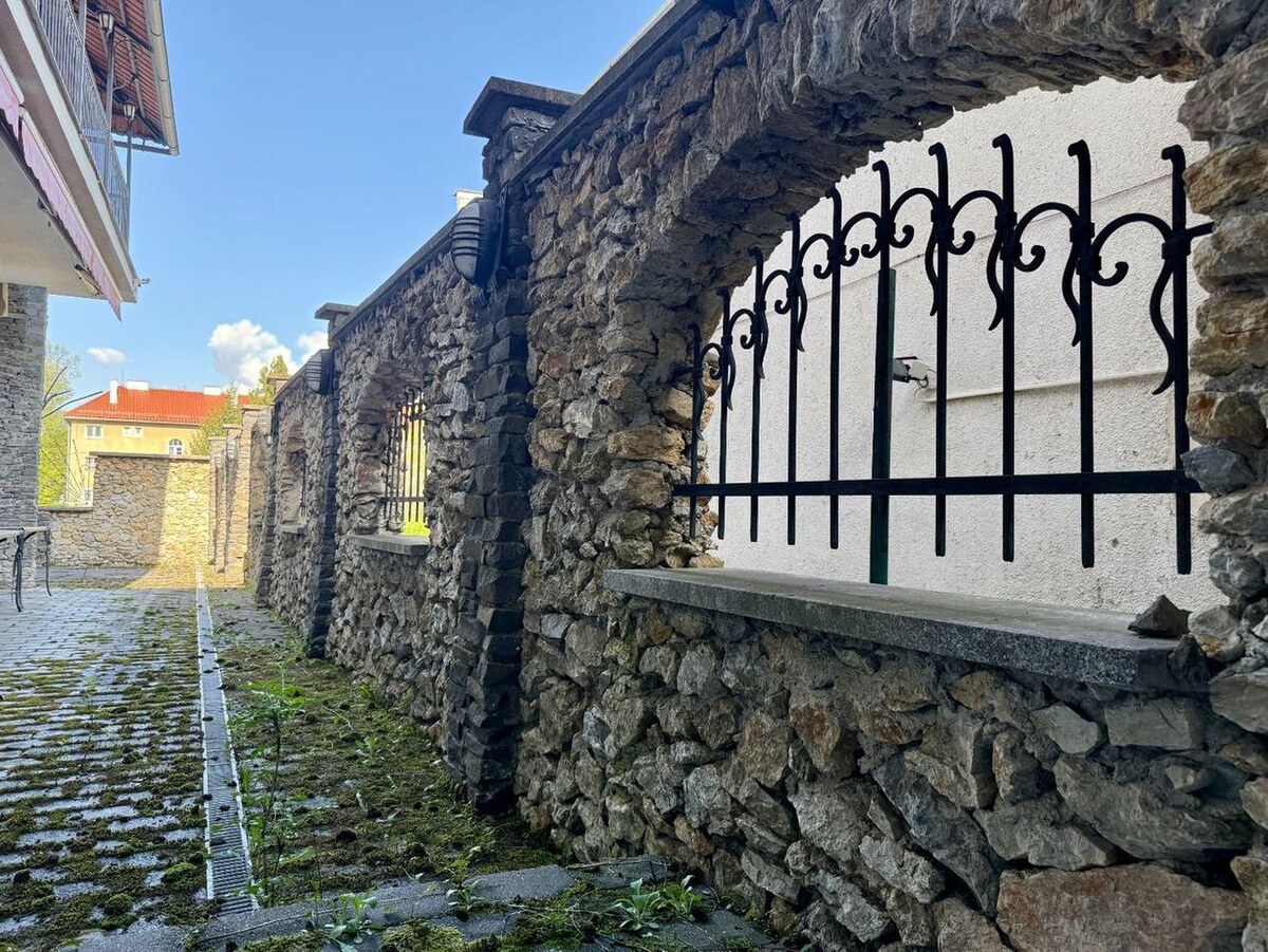 Meštiansky dom v centre Banskej Bystrice a parkovaním pre 24 áut D135Z — foto 6
