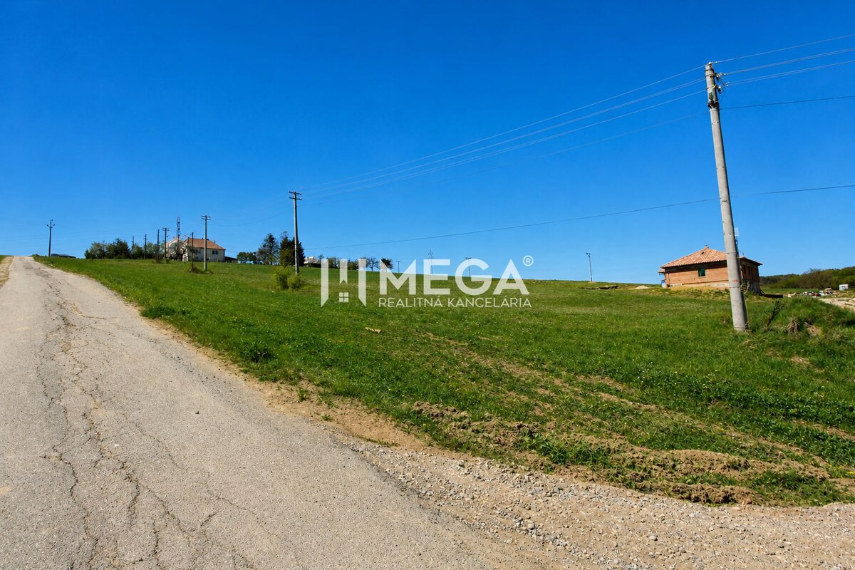 NA PREDAJ: Priestranný pozemok 2126 m² obec Víťazovce – ideálny na výs — foto 6