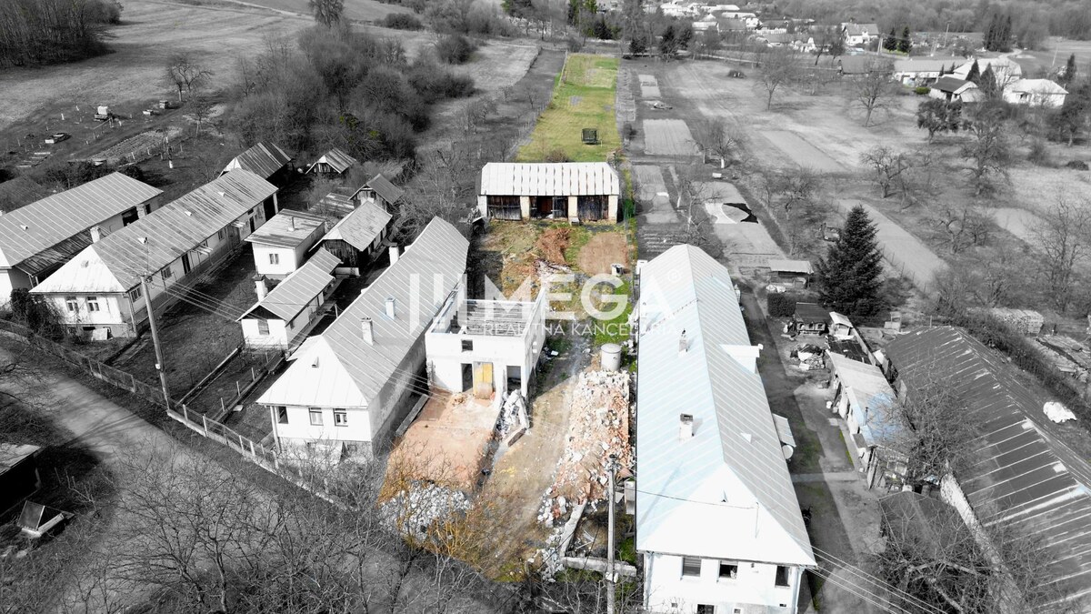 NA PREDAJ VÝRAZNÁ ZĽAVA: Rozostavaná stavba s kráľovským pozemkom a bo