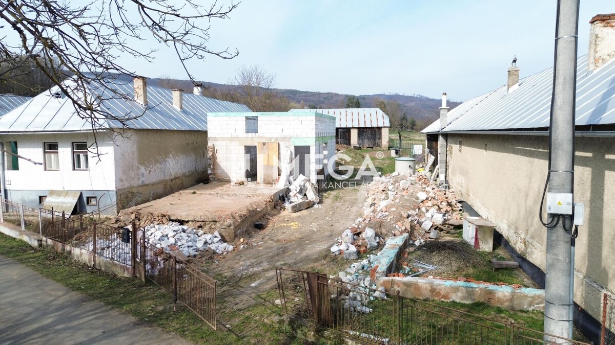 NA PREDAJ VÝRAZNÁ ZĽAVA: Rozostavaná stavba s kráľovským pozemkom a bo — foto 2