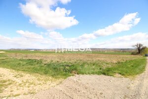 NA PREDAJ: Veľkorysý stavebný pozemok s výhľadom na Vranov — foto 1