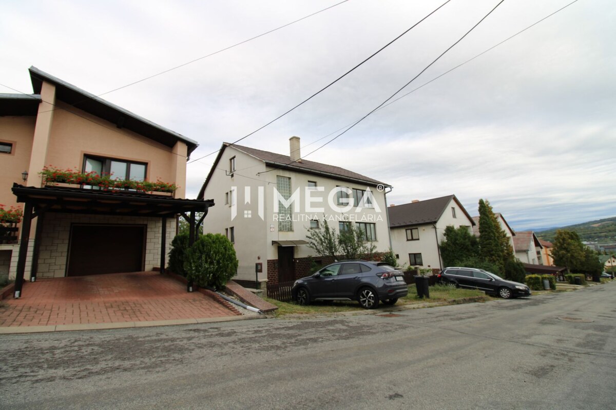 Na predaj - priestranný rodinný dom v Snine na pozemku 729 m² — foto 2
