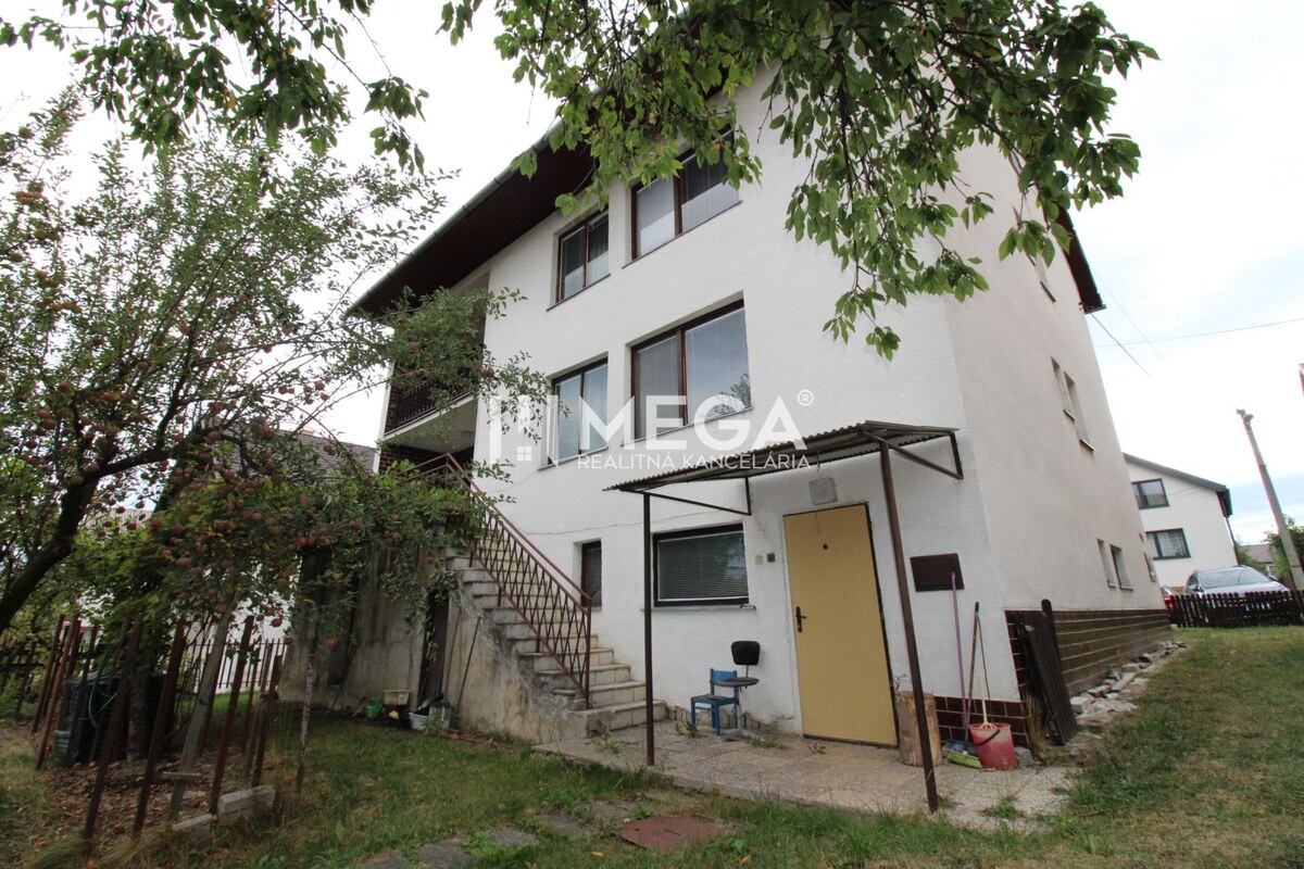 Na predaj - priestranný rodinný dom v Snine na pozemku 729 m² — foto 3