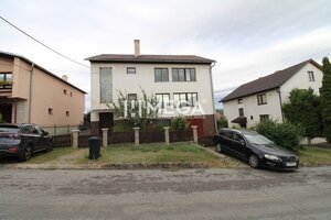 Na predaj - priestranný rodinný dom v Snine na pozemku 729 m² — foto 1