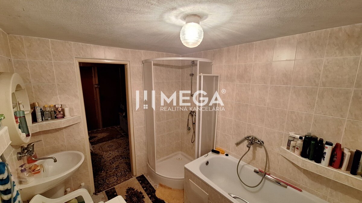 EXKLUZÍVNE NA PREDAJ:  3.podlažný dom v meste Snina — foto 7