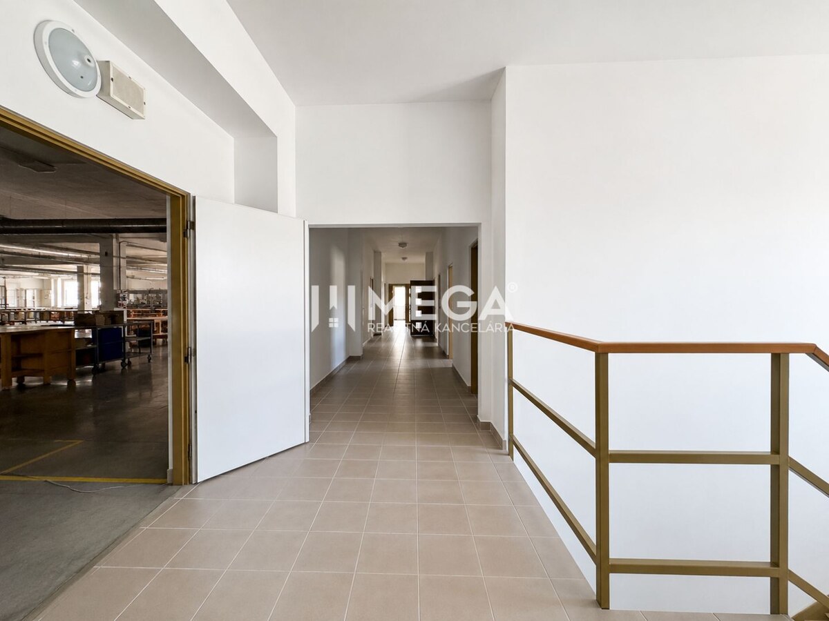 NA PREDAJ MODERNÝ VÝROBNO-SKLADOVACÍ AREÁL V SNINE — foto 8