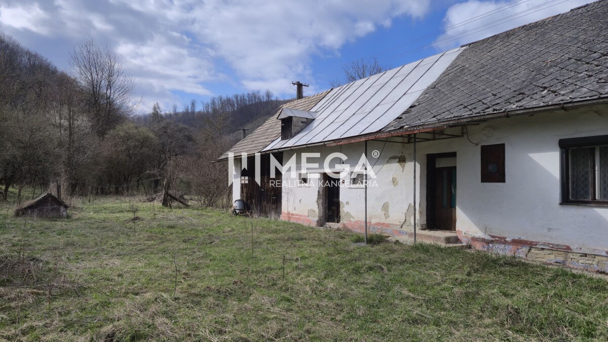 NA PREDAJ - Starší dom s veľkým pozemok v obci Čabiny — foto 2