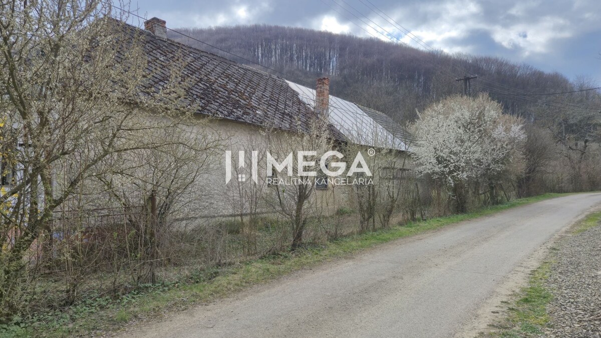 NA PREDAJ - Starší dom s veľkým pozemok v obci Čabiny — foto 4