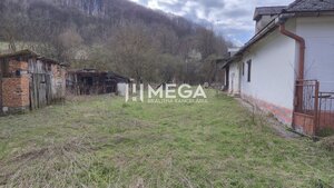 NA PREDAJ - Starší dom s veľkým pozemok v obci Čabiny — foto 3