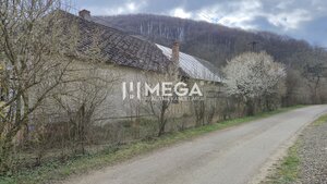 NA PREDAJ - Starší dom s veľkým pozemok v obci Čabiny — foto 4
