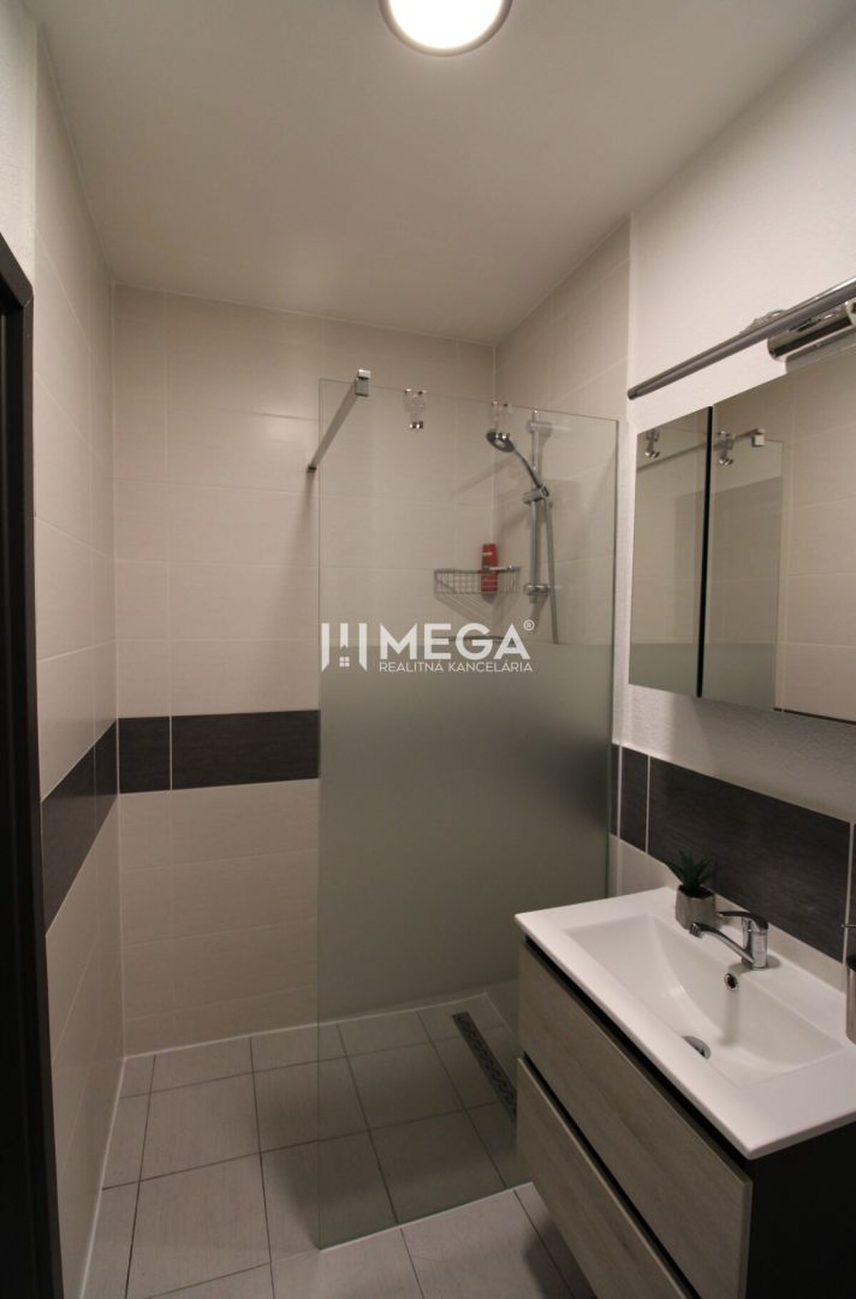 PREDANÉ - 2 iz. byt s balkónom blízko centra mesta Humenné — foto 11