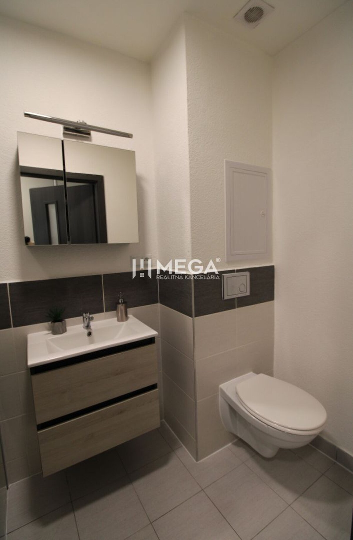 PREDANÉ - 2 iz. byt s balkónom blízko centra mesta Humenné — foto 12