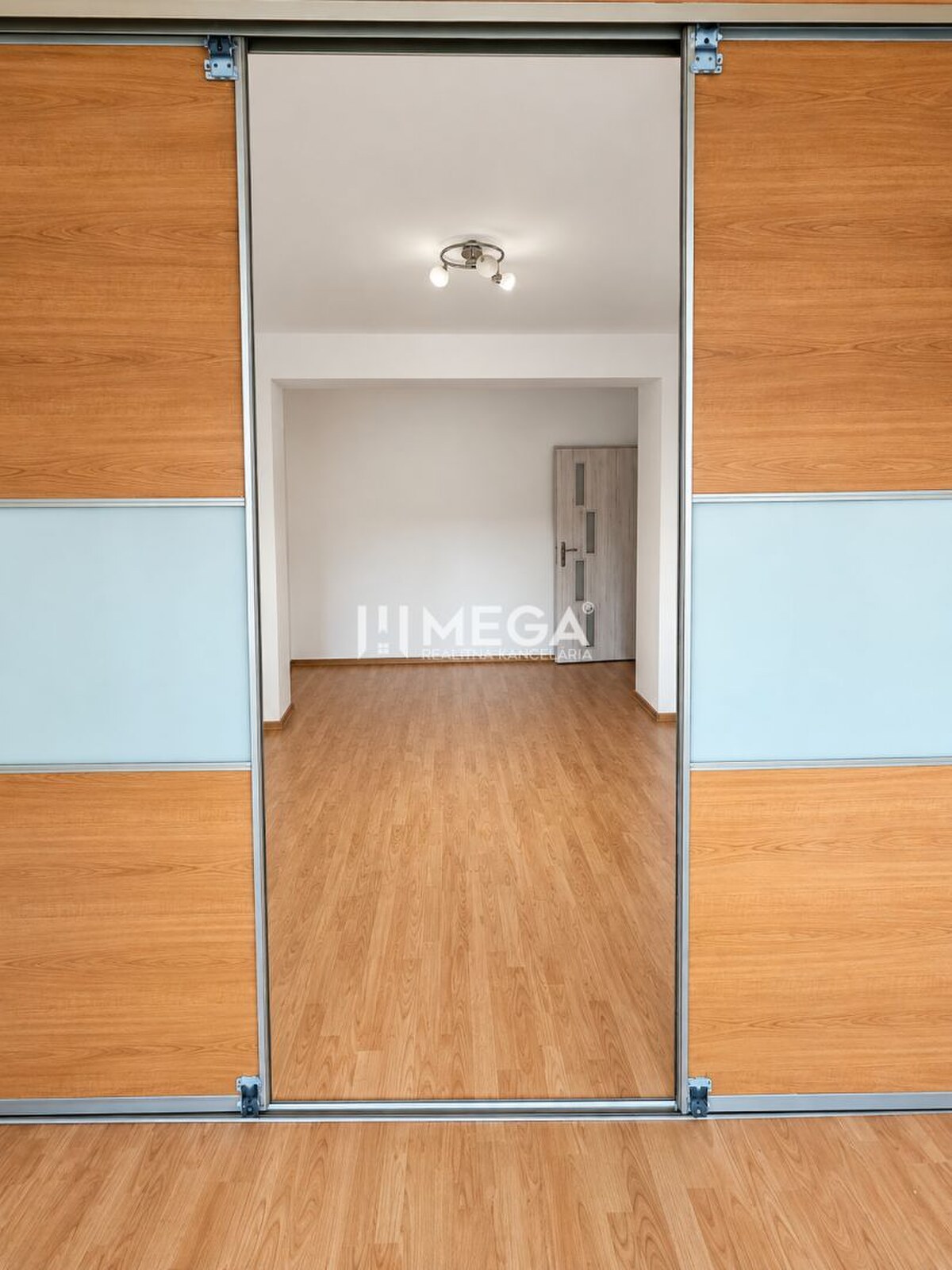 NA PREDAJ 2-izbový zrekonštuovaný byt s balkónom  v Humennom — foto 3