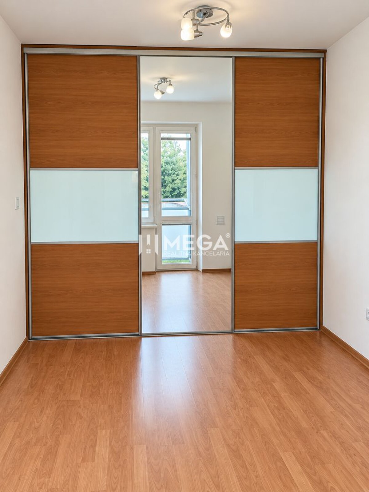 NA PREDAJ 2-izbový zrekonštuovaný byt s balkónom  v Humennom — foto 4
