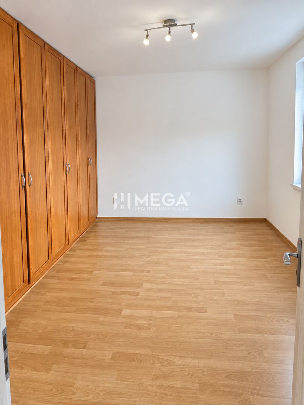 NA PREDAJ 2-izbový zrekonštuovaný byt s balkónom  v Humennom — foto 5