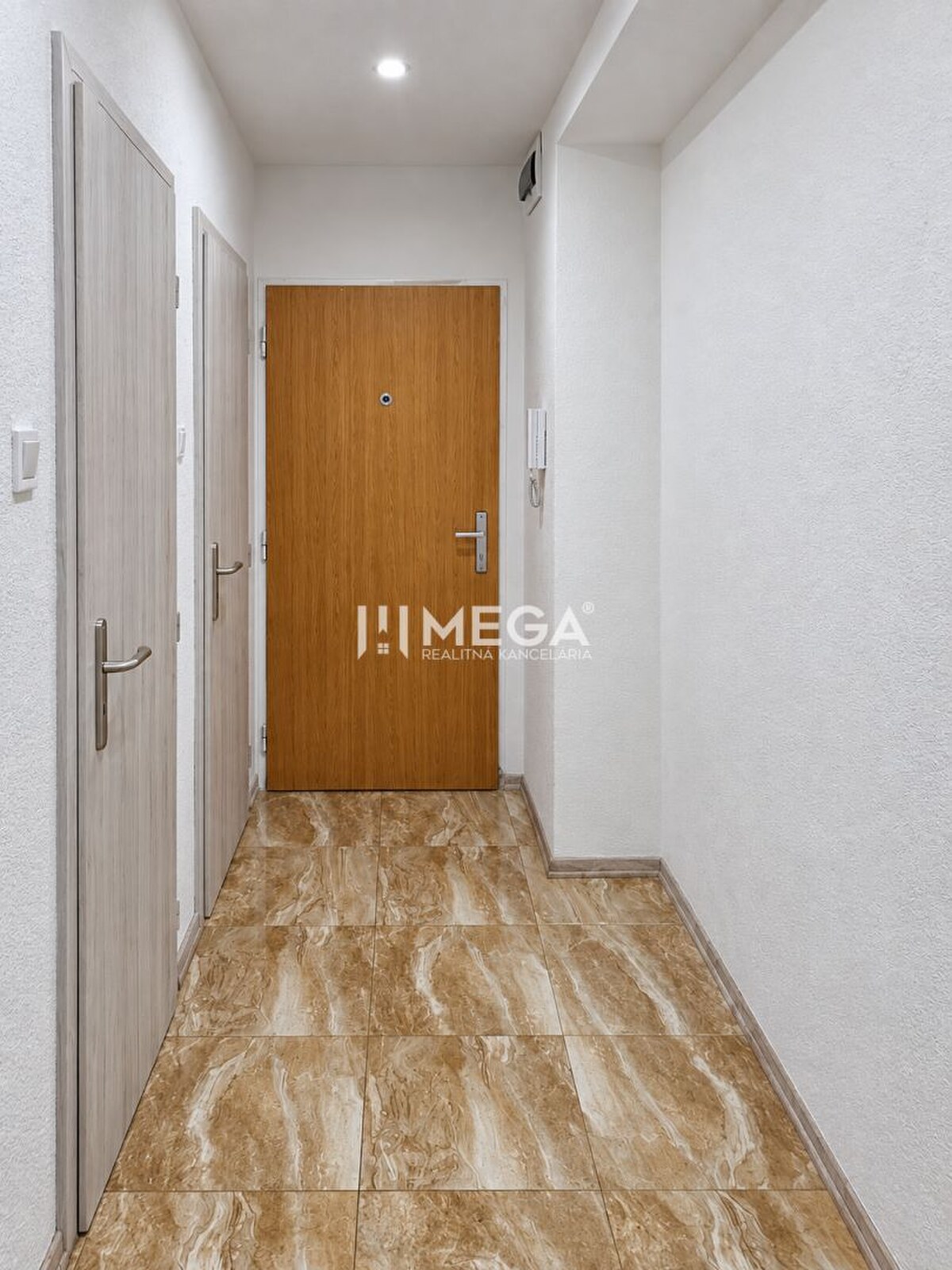 NA PREDAJ 2-izbový zrekonštuovaný byt s balkónom  v Humennom — foto 6