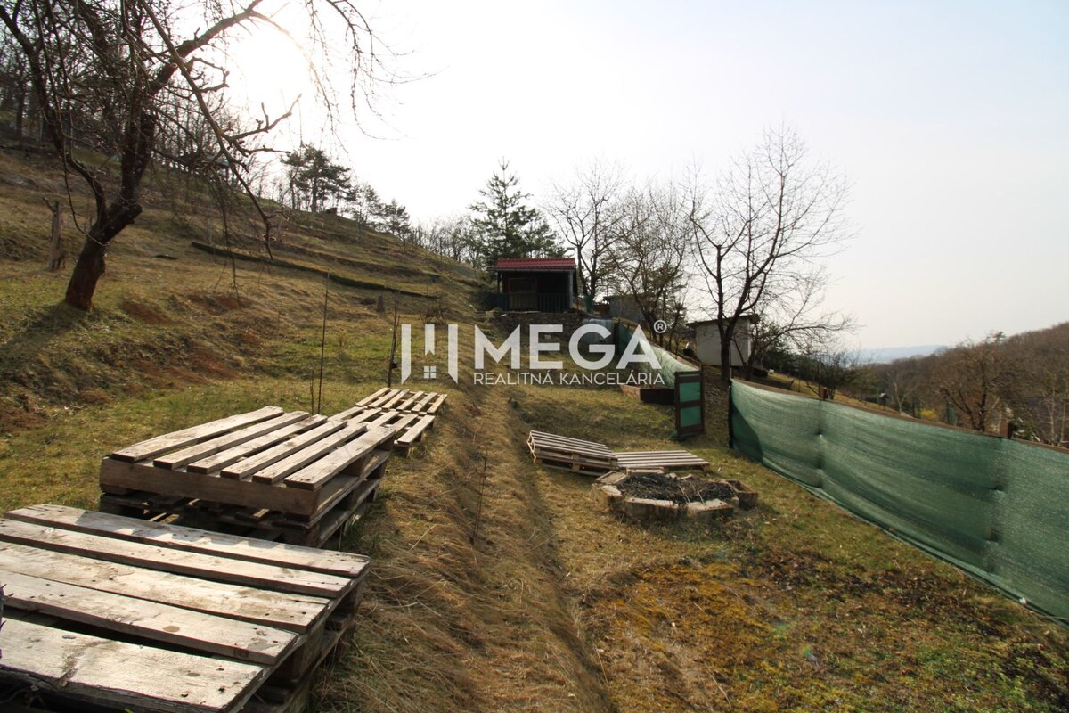 NA PREDAJ pozemok 800m2 v ZO Poniklec pri meste Humenné — foto 2