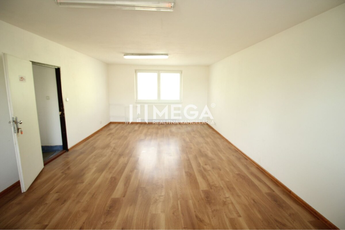 PRENÁJOM KANCELÁRII 40 m² BEZ DEPOZITU - Chemlonská HUMENNÉ — foto 2