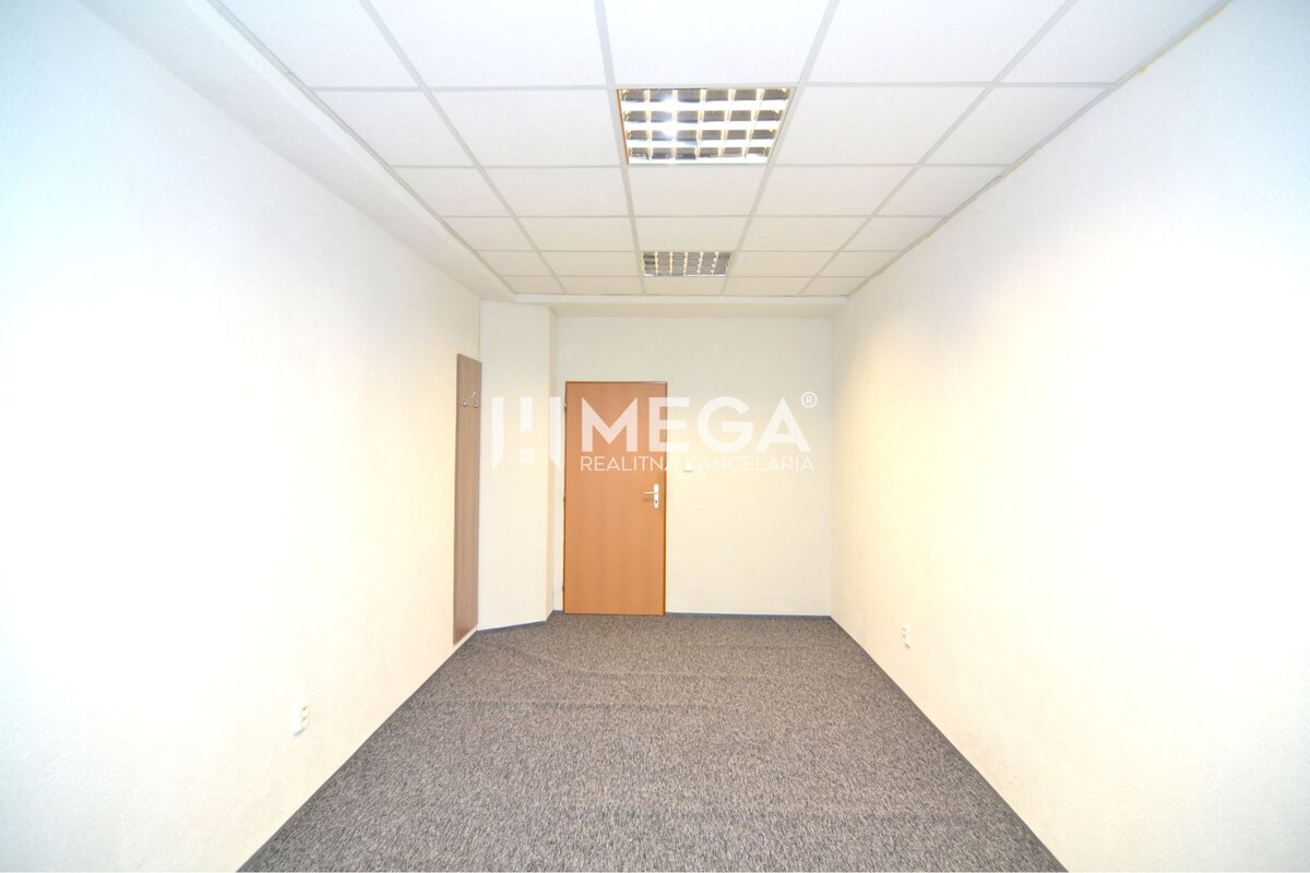 NA PRENÁJOM POSLEDNÉ VOĽNÉ kancelárie v centre mesta – 17,5 m² — foto 2