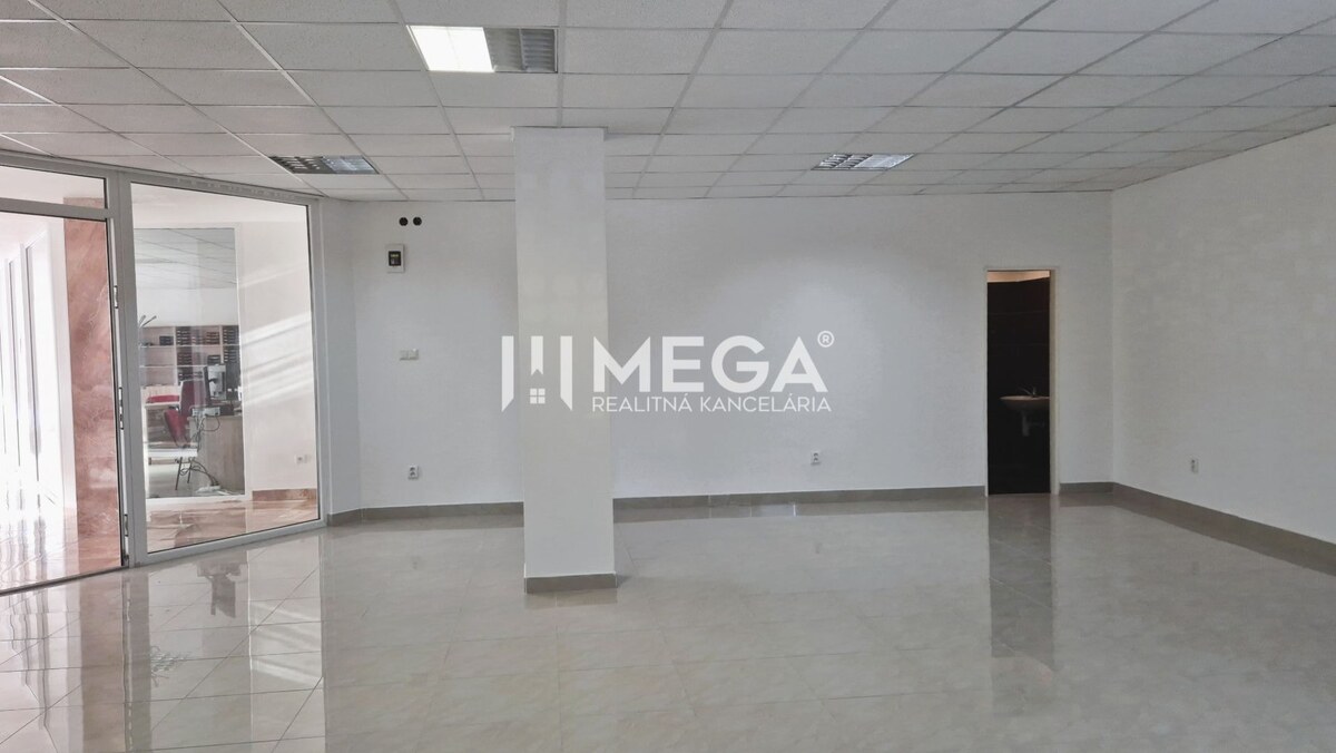 PRENÁJOM obchodného priestoru v centre Humenného (74 m2) — foto 2