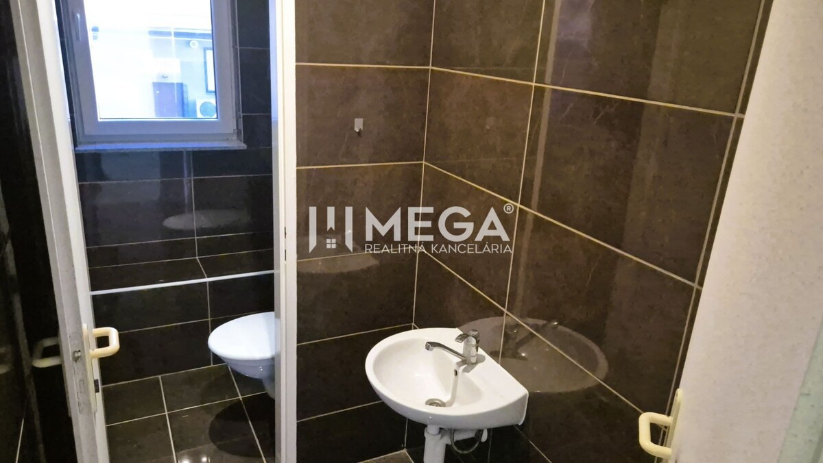PRENÁJOM obchodného priestoru v centre Humenného (74 m2) — foto 8
