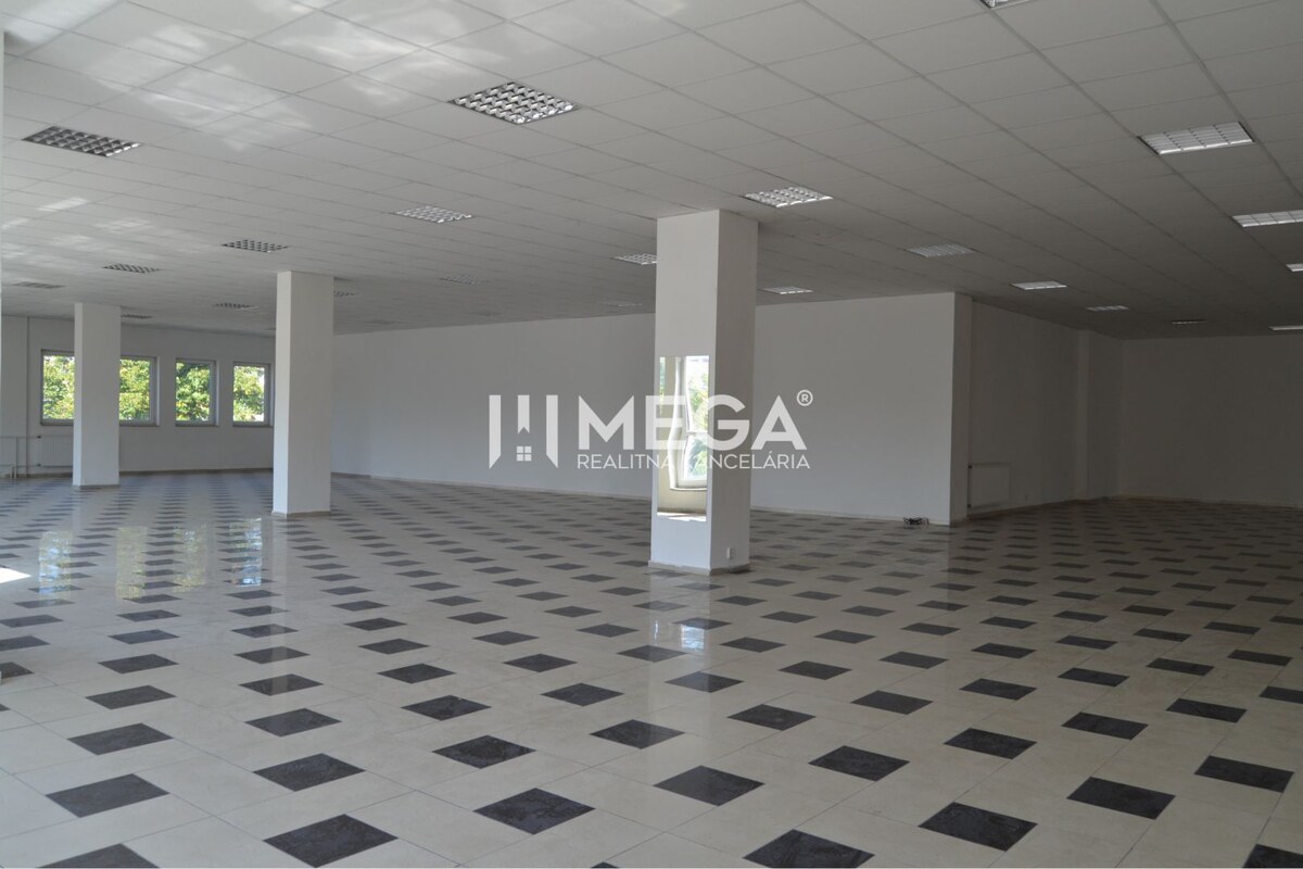 PRENÁJOM-Obchodný priestor v centre mesta Humenné-420m2