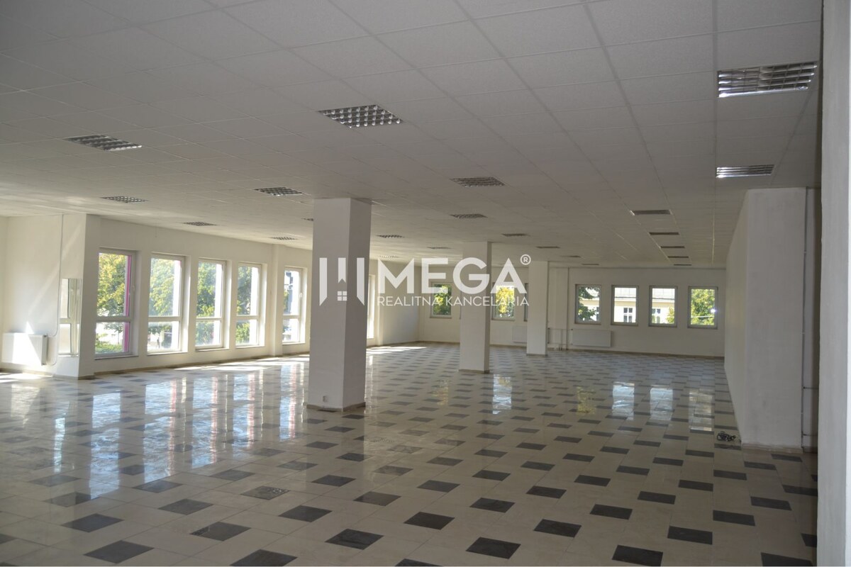 PRENÁJOM-Obchodný priestor v centre mesta Humenné-420m2 — foto 2
