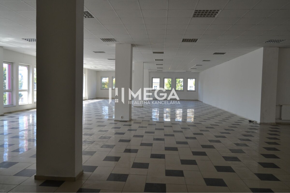 PRENÁJOM-Obchodný priestor v centre mesta Humenné-420m2 — foto 3