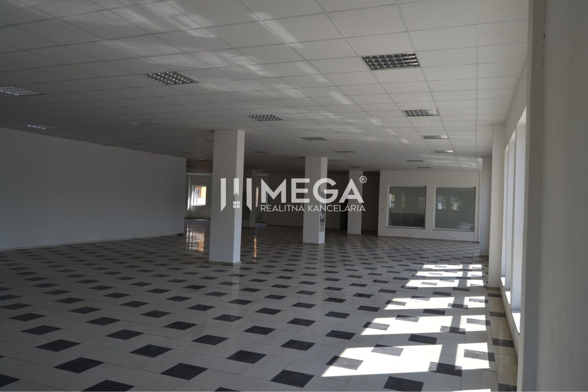 PRENÁJOM-Obchodný priestor v centre mesta Humenné-420m2 — foto 4