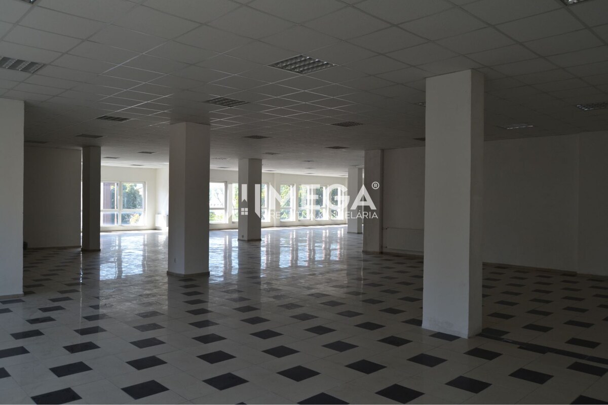 PRENÁJOM-Obchodný priestor v centre mesta Humenné-420m2 — foto 5