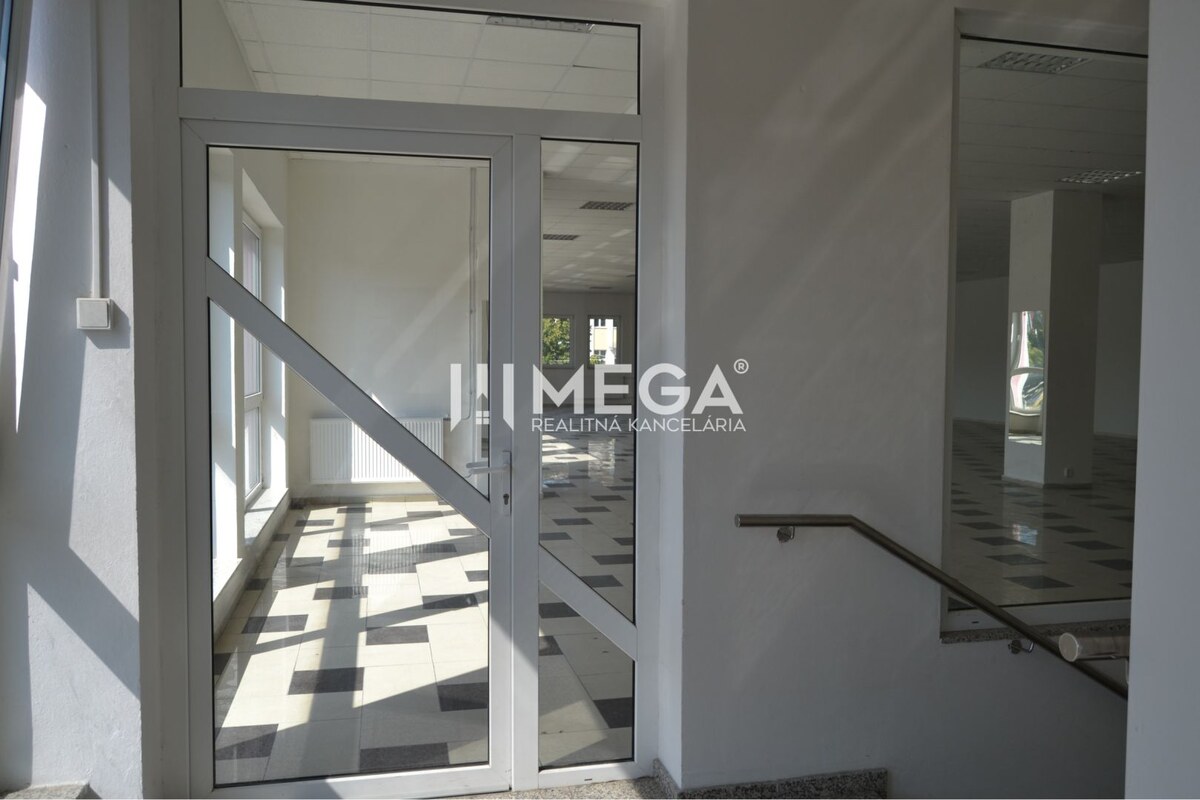 PRENÁJOM-Obchodný priestor v centre mesta Humenné-420m2 — foto 6