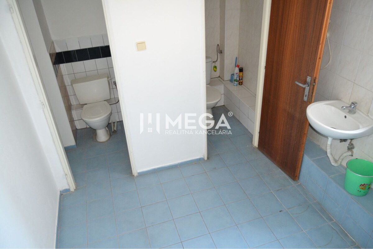 PRENÁJOM-Obchodný priestor v centre mesta Humenné-420m2 — foto 7