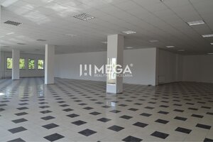 PRENÁJOM-Obchodný priestor v centre mesta Humenné-420m2 — foto 1