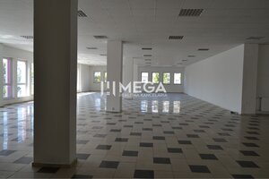 PRENÁJOM-Obchodný priestor v centre mesta Humenné-420m2 — foto 3