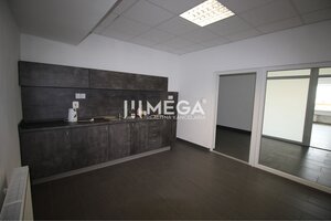 NA PRENÁJOM  kancelária na námestí v "Dome obuvi" v meste Humenné — foto 2