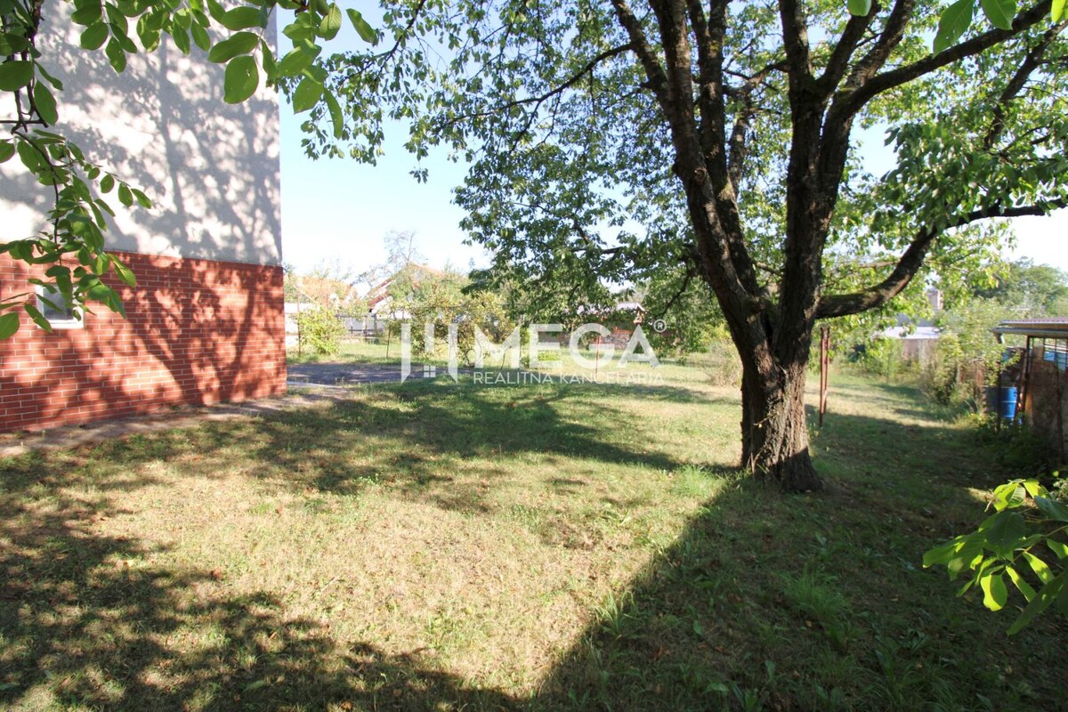 Rezervované - na predaj dom na vynikajúcom pozemku priamo v meste Hume — foto 3