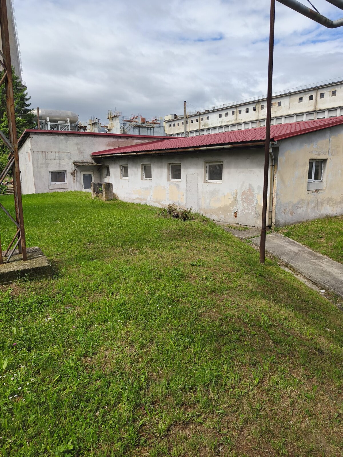Priemyselná budova  v areáli ZSNP Žiari nad Hronom - Horné Opatovce — foto 3