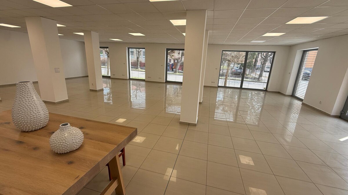Obchodné priestory Zvolen - v širšom centre s parkovaním - NA PRENÁJOM — foto 9