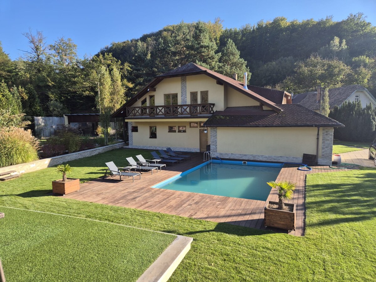 Priestranný rodinný dom s bazénom a záhradou - Žarnovica 1800m2