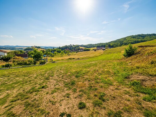 POZEMOK URČENÝ NA VÝSTAVBU V PRÍJEMNEJ OBCI BLÍZKO ZVOLENA - PODZÁMČOK