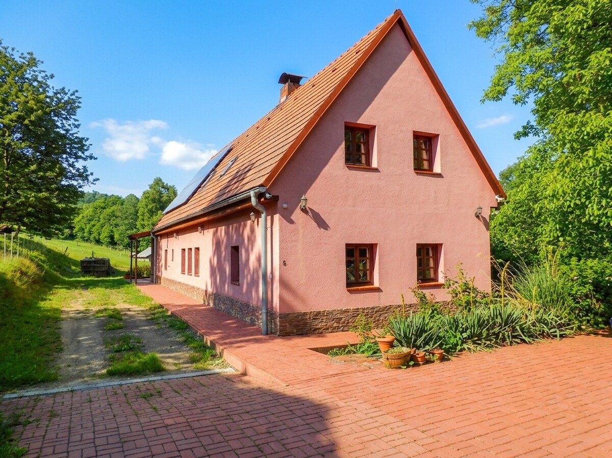 ZNÍŽENÁ CENA_ROMANTIKA V PREROBENOM DOME, V TICHOM PROSTREDÍ LESA