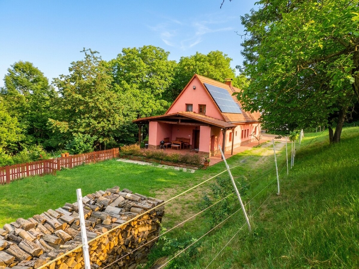 ZNÍŽENÁ CENA_ROMANTIKA V PREROBENOM DOME, V TICHOM PROSTREDÍ LESA — foto 2